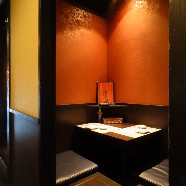 温かな照明が灯る落ち着いた大人の和空間は、日々の疲れを癒す至福の個室空間です。ご家族、ご友人とのお食事や大事な会合、接待などにも最適な空間となっております。