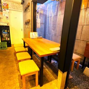 5名～9名まで座れるテーブル席をご用意♪会社宴会や仲間内での飲み会など様々なシーンでご利用できます◎14名様から店舗貸切も可能なので、ご希望のお客様はお電話にてお問い合わせいただくかご予約の際に要望欄にご記載くださいませ。