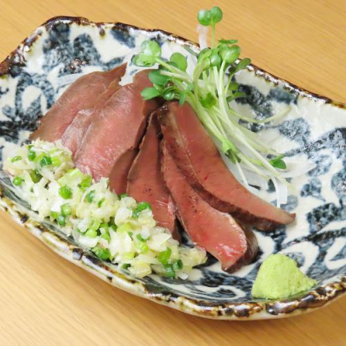 たっぷり薬味の牛ハツ炙り