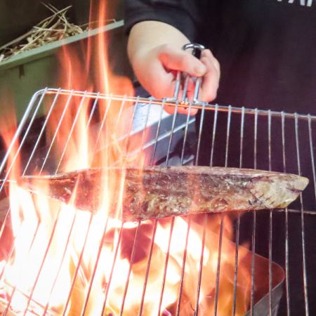 お肉好き、お酒好きにはたまらない！美味しい炭焼きと藁焼きを◎
