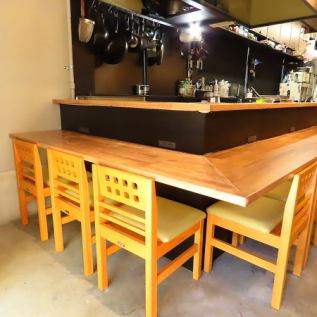 【カウンター席】おひとりさまやカップル、同僚と!サク飲みにも是非ご利用ください♪お店自慢の炭焼きとお酒で素敵な夜を。飲み放題メニューもご用意しております!