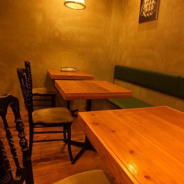 The table seats in the back are recommended for lunch and dinner with friends, dinner parties, and dates.You can put the tables together and enjoy your meal with as many people as you like.Enjoy the chef's specialty dishes with wine in a warm and calm atmosphere.