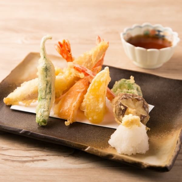 Enjoy freshly fried tempura made with seasonal ingredients!