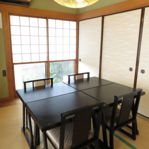 後面的榻榻米房間是完全封閉的私人房間。可容納4人的餐桌椅分為3個房間。