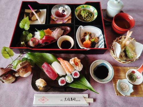 Japanese food set menu where you can eat a variety of things such as sushi, tempura sashimi, etc.