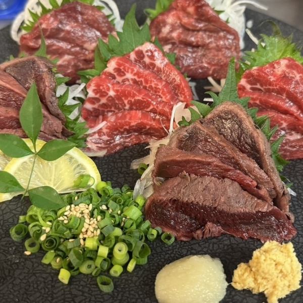 熊本直送！特制马肉刺身！【极品肥美金枪鱼马肉刺身】也是与内脏锅齐名的人气菜品。