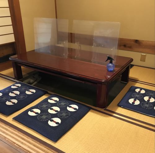 We also have partitions in the tatami mat seats.