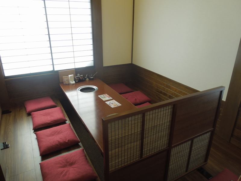 座敷席もご用意。広々くつろぎ空間は木のぬくもりが温かく、落ち着いた雰囲気でお食事をお楽しみいただけます。おひとり様でも、デートや記念日にも最適です。店内はゆったりとした造りで、ゆっくり時間をお過ごしいただけます。当店で美味しいお肉をご堪能ください。