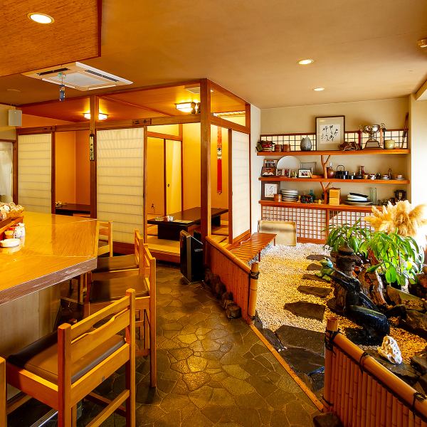 お席から眺めることのできる小さな自然が、心に深い安らぎを届けてくれます!計算し尽くされた空間構成は、まさに都会に現れた大人のための隠れ家そのもの◎質感にこだわった意匠を眺めながら、旬の味覚をゆっくりと噛みしめる喜び。大切な方との語らいを優しく包み込む、落ち着いた雰囲気作りにこだわりました◎