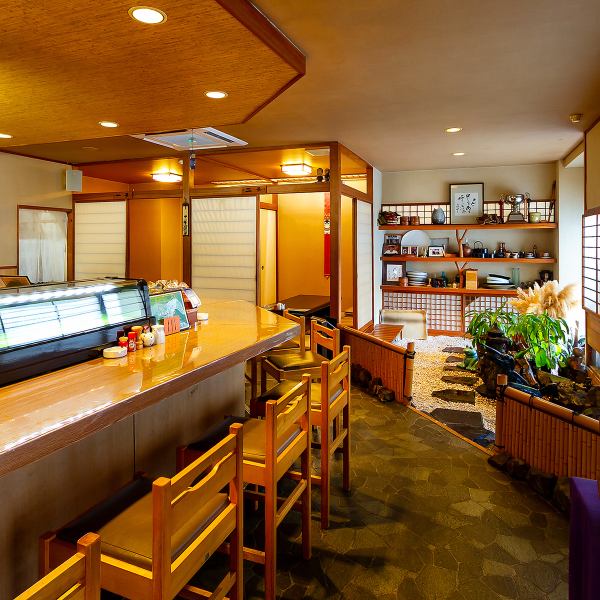 当店が最も大切にしているのは、お客様の笑い声が絶えない温かな雰囲気作りです。一見さんでも気兼ねなく過ごせるよう、スタッフが明るく丁寧にお迎えいたします!美味しいお料理はもちろん、ここで交わされる温かな一言が最高の調味料。日常を忘れてリフレッシュしたい時は、ぜひこの特等席へお越しください◎