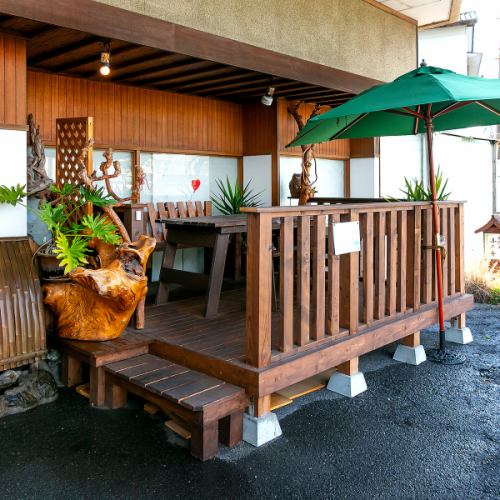 季節を感じるテラス席♪