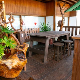 《夜風を浴びながら飲むお酒は絶品！季節を感じられるテラスです席◎》