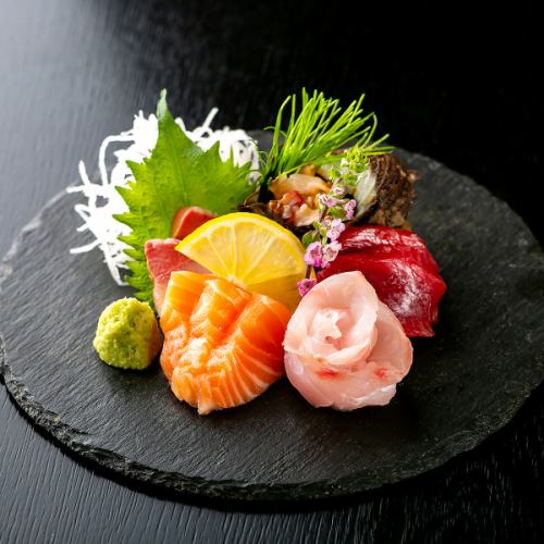 その日の市場で仕入れた旬の食材を使用した繊細な逸品◎