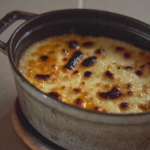 Grilled ground meat and mashed potatoes with cheese