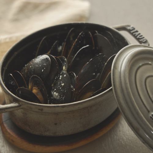 Steamed mussels with wine