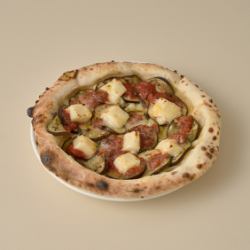 Creamy eggplant and tomato pizza