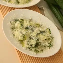 黄瓜腌料和帕玛森芝士碎沙拉