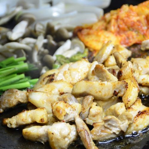 Authentic Korean flavor "Daegi Kalbi" spiced pork shoulder roast, served with your favorite condiments, perfect as a drink accompaniment