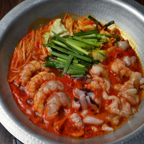 Delicious! Spicy! [Nakkopsae] Mild with octopus, shrimp, innards, and cheese toppings ♪