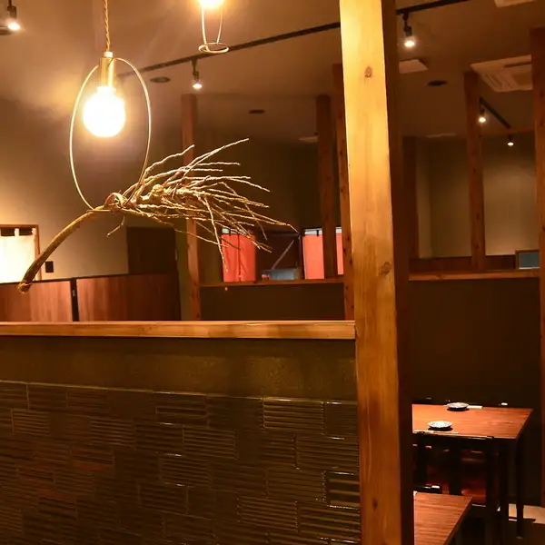 お洒落な雰囲気で2名様~半個室OK!モダンな空間と落ち着いた店内照明でお食事を堪能ください♪もちろん宴会もOK!最大18名様の宴会までご案内!コース料理もシーンに合わせて、鍋あり鍋無し選べて飲み放題付き4000円~ご用意しております!飲み放題は全コースうれしいスーパードライでご用意してます!