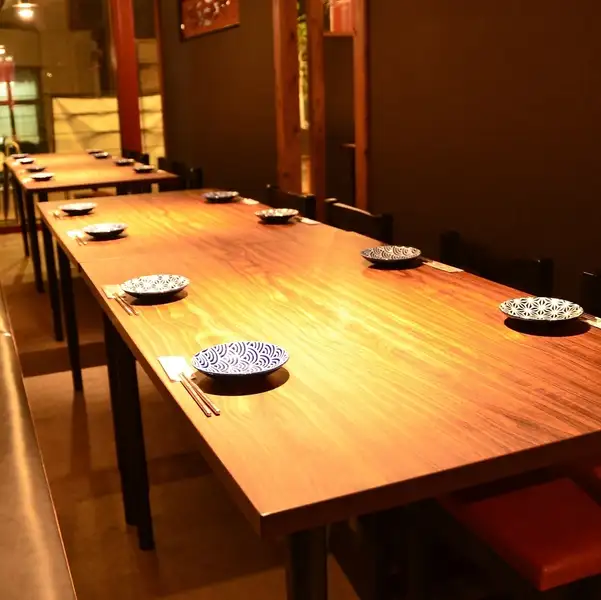 【8/1 ヒカリテラス2階にオープン】当店は居酒屋としても利用できるカジュアルで活気のある空間です。友人との食事や会社帰りの一杯にも気軽に立ち寄れる雰囲気!少人数から大人数での宴会利用や、プライベート利用にもご活用ください♪