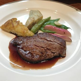 C Lunch Course: Main dish is domestic beef fillet steak [4 dishes in total] Includes 1 drink※※