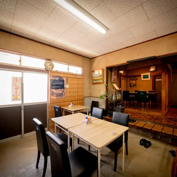 ご家族での夕食やご友人同士の集まりに最適なテーブル席を完備しています。広々とした配置により、周囲を気にせず会話を楽しみながらお食事を堪能できるのが自慢です。賑やかで楽しいひとときを当店でお過ごしください。