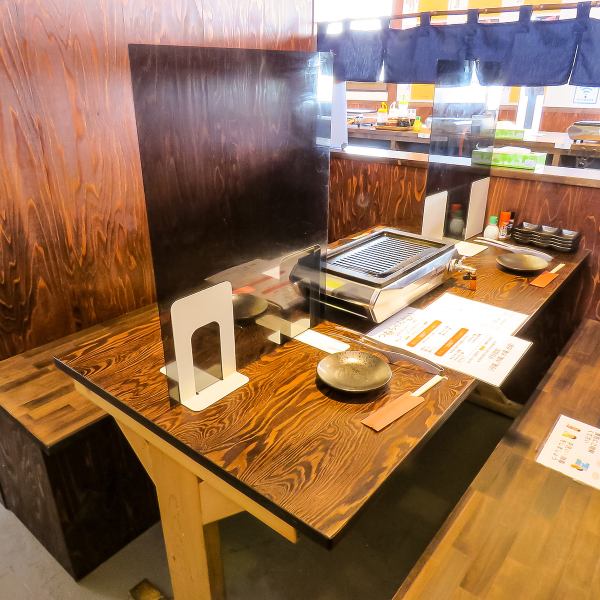 [A cozy space with a Showa era atmosphere] Table seats are recommended for meals with friends, couples, and families.Enjoy fresh meat, hormones and your favorite sake ♪ You will be amazed at the gap between deliciousness and reasonable price!