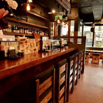 おひとりさま大歓迎！落ち着いて過ごしていただけるカウンター席を6席ご用意しております◎会社帰りにほっと一息ついてサクッと飲みたい時も、しっかりお食事したいときも、どちらも満足していただけること間違いなし♪また、親しい仲の方と気兼ねない時間を過ごしたい時などにもぜひご利用ください！