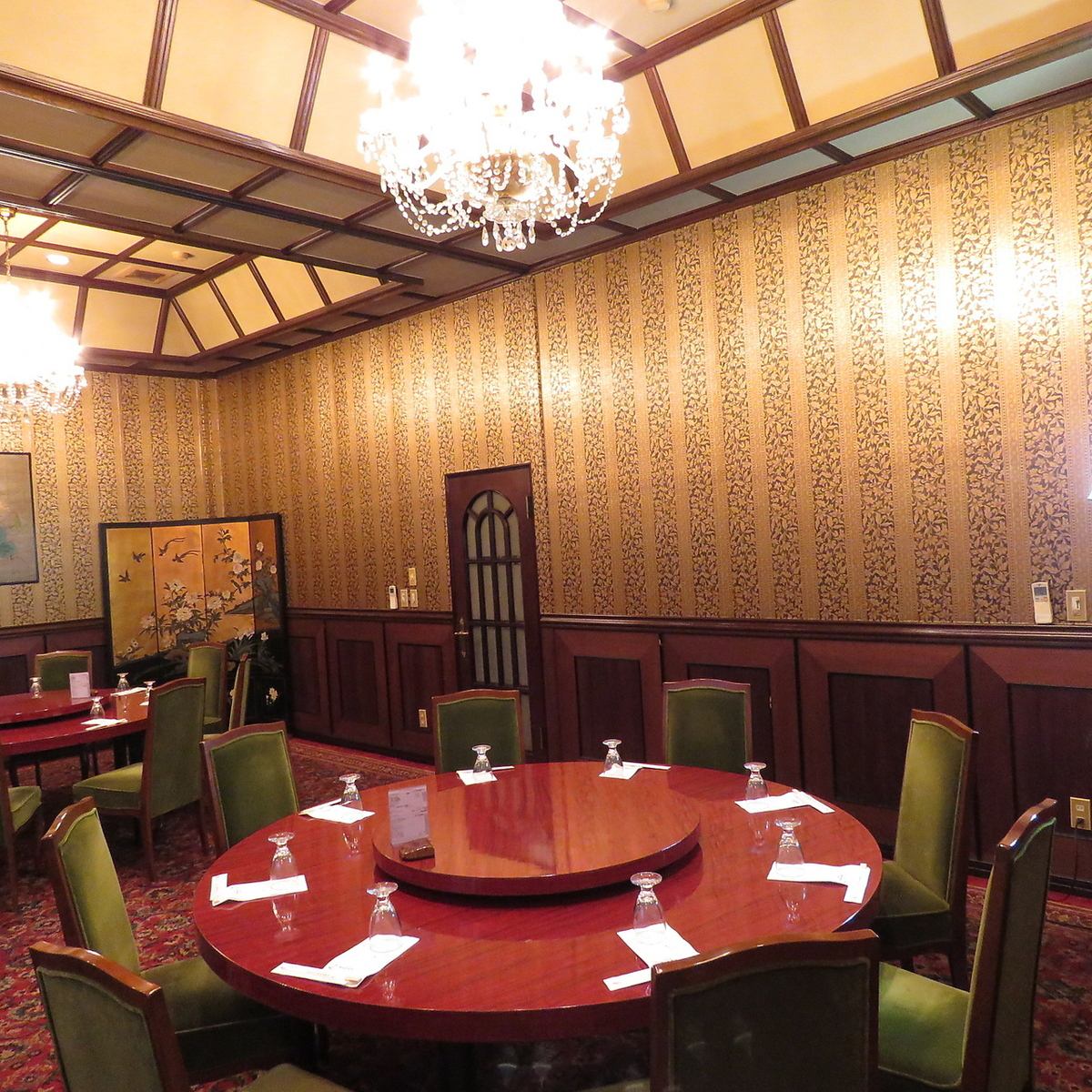 我們有可容納 20 或 30 人的私人私人房間。