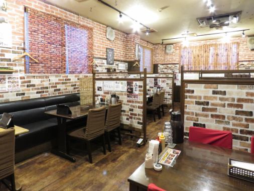 落ち着いた店内はテーブル30席程度有り。2名様用～5、6名様用までございます。宴会時には席のレイアウトご相談OK