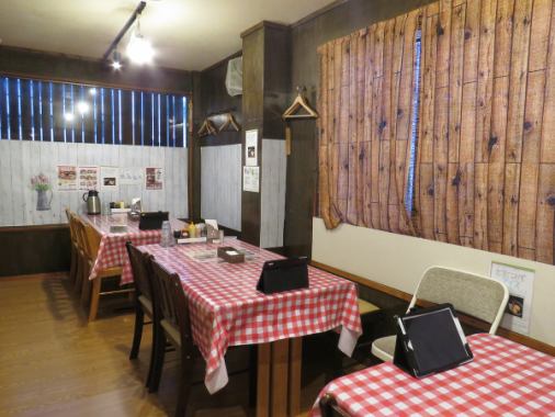 お席は2名席～。カップルや友達同士、ご家族連れのお食事にもご利用なれます。