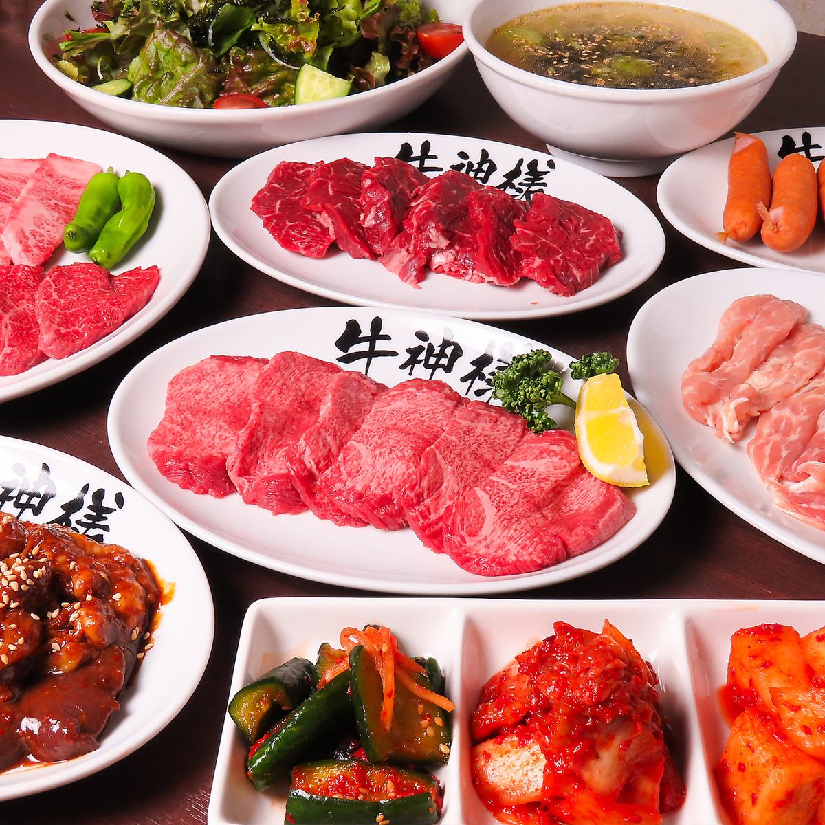 厳選焼肉と飲み放題が付いたセットが5,500円(税込)から楽しめる