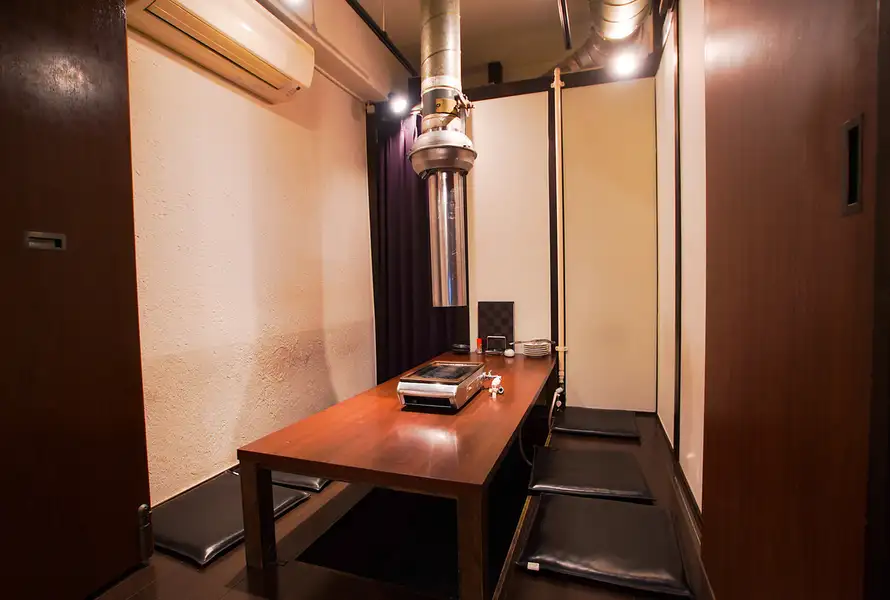 6名様用と5名様用の個室を2部屋ご用意。扉を開けて11名様でのご利用も可能なので、気の知れた仲間との集まりや、お子様連れでも安心のプライベート空間として人気です♪接待やゆったりしたお食事にもおすすめ!