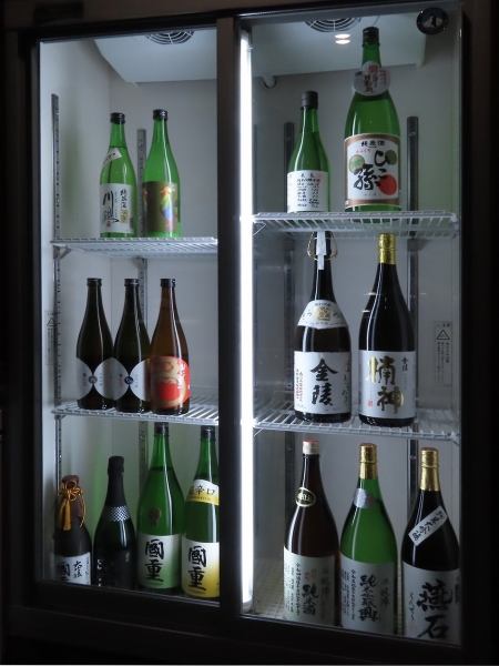 当店では、日本酒冷蔵庫を完備しており、「お客様のご要望にお応えしたい」という想いから、常時80種類以上の地酒を取り揃えております。最大で100種類の地酒が楽しめることも！香川の地酒は常にご用意しているため、県外からお越しの観光のお客様にもぜひおすすめです。