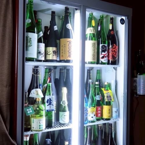 <p>当店では、日本酒冷蔵庫を完備しており、「お客様のご要望にお応えしたい」という想いから、常時100種類以上の日本酒を取り揃えております。40種類以上の地酒が楽しめ、地元でもなかなか手に入らない限定酒が並ぶことも！香川の地酒は常にご用意しているため、県外からお越しの観光のお客様にもぜひおすすめです。</p>