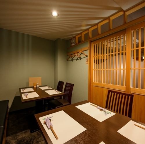 <p>当店では、5名様以上でご利用いただける半個室席をご用意しております。プライベート感を大切にしながら、グループで皆様の顔を見ながら楽しいひとときをお過ごしいただけます。大切な集まりやお祝い事などにぴったりのテーブル席です。ぜひ、友人やご家族と一緒に特別な時間をお楽しみください。</p>