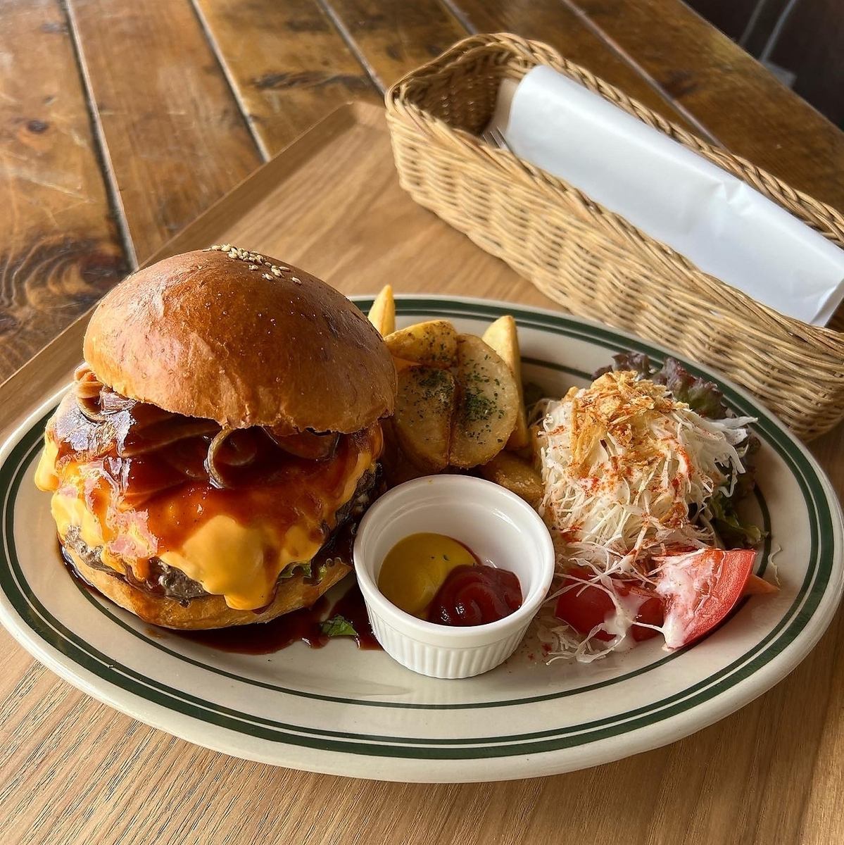 山小屋風の落ち着く店内◎自家製ハンバーガーや、お肉×クラフトビールが自慢！