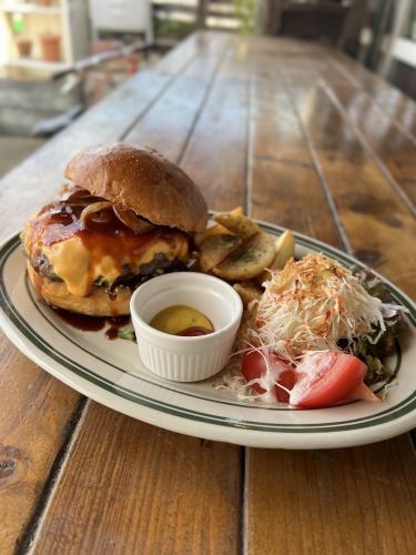 ジューシーな牛100%パテと手作りバンズの自慢のバーガー