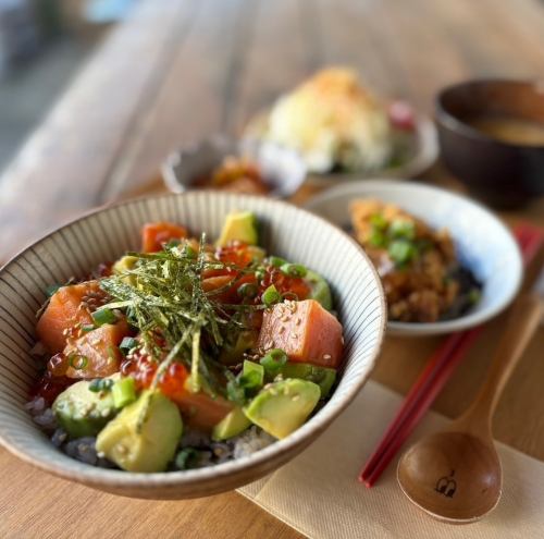 白神山(サーモンのポキ丼と塩ダレ鶏カラの定食)