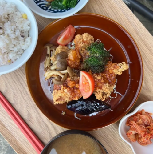 鶏の唐揚げと野菜の玄米黒酢あんかけルーロー頭の定食