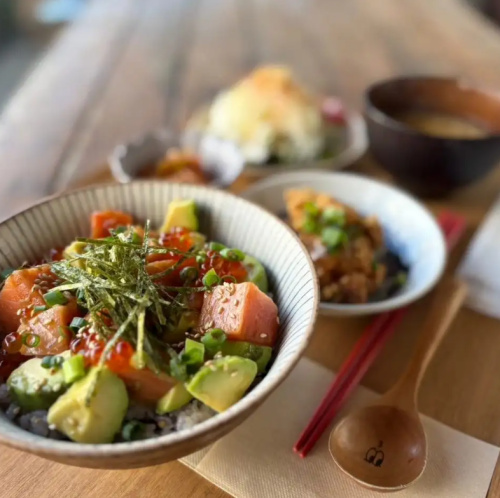 ~白神山~ サーモンのポキ丼と塩ダレ鶏カラの定食