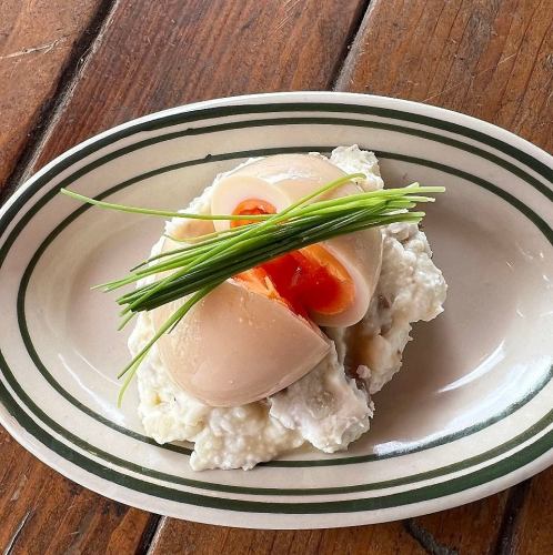ポテトサラダ煮卵のせ