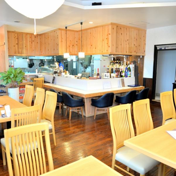 Soft atmosphere in wood tone is pretty comfortable! Enjoy your meals calmly in a space with a sense of cleanliness ☆