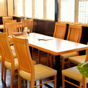 清潔感のある落ち着いた雰囲気のテーブル席。小宴会やご家族連れ様に人気です★
