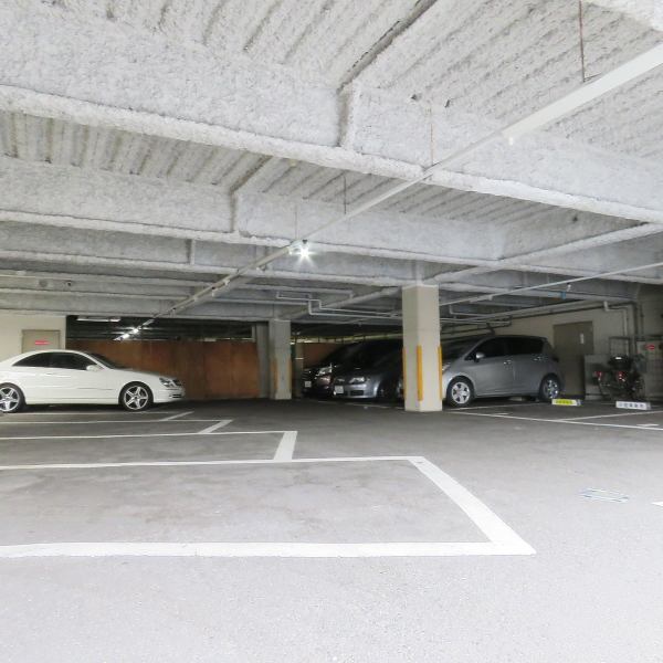 由於商店下面有一個私人停車場，所以即使從遠處也可以隨意使用。最多可停放7輛車。