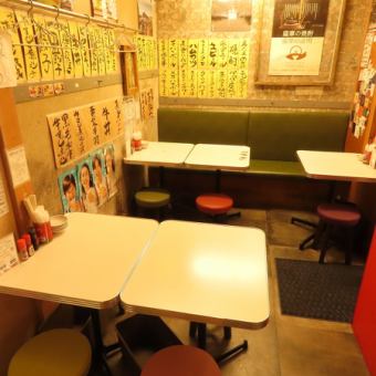 2名掛けテーブル席ございます。