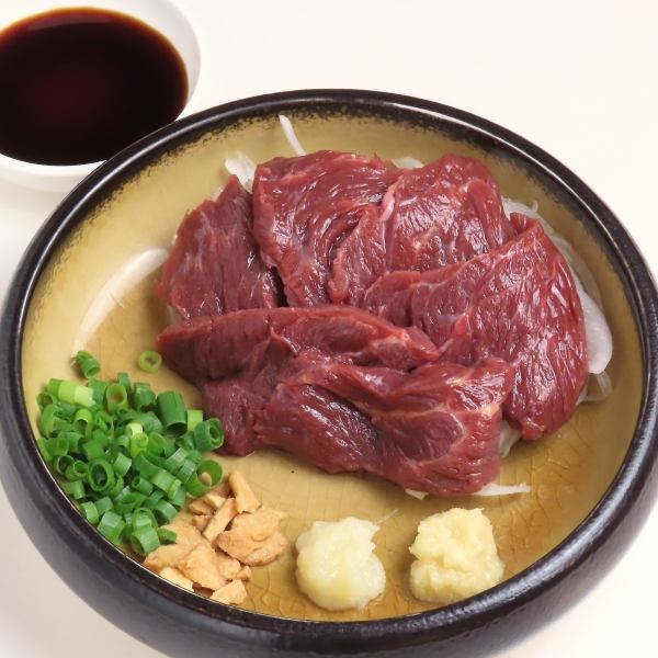 【こだわりの赤身をご提供！】九州産の醤油と共にどうぞ♪「熊本の赤身馬刺し」