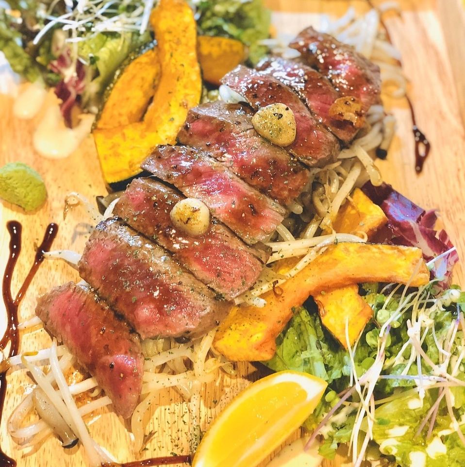 부드럽고 육즙이 풍부한 타와라 쇠고기의 희귀 스테이크는 일품입니다.