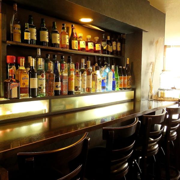 [There are 5 counter seats] The counter in the store is full of liquor bottles lined up ◎ Please order your favorite drink from a wide variety of drinks.Please enjoy it with your favorite dishes.